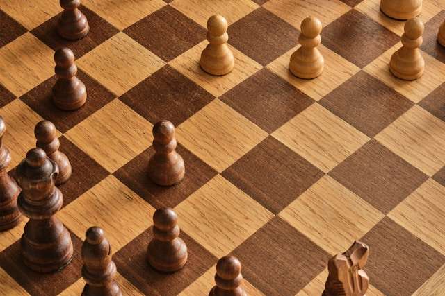 Een schaakbord waar schaakstukken opstaan